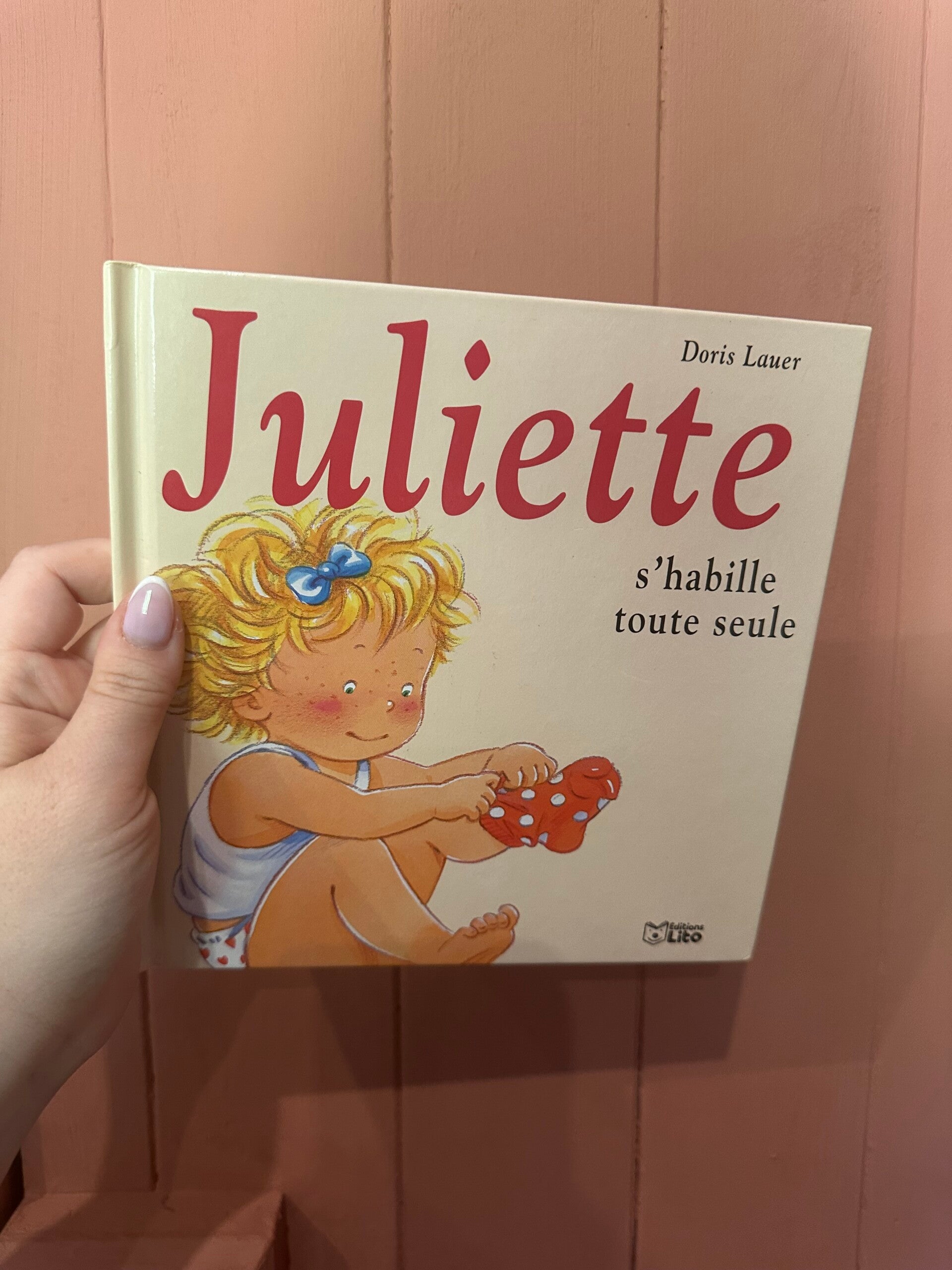 Juliette s'habille toute seule