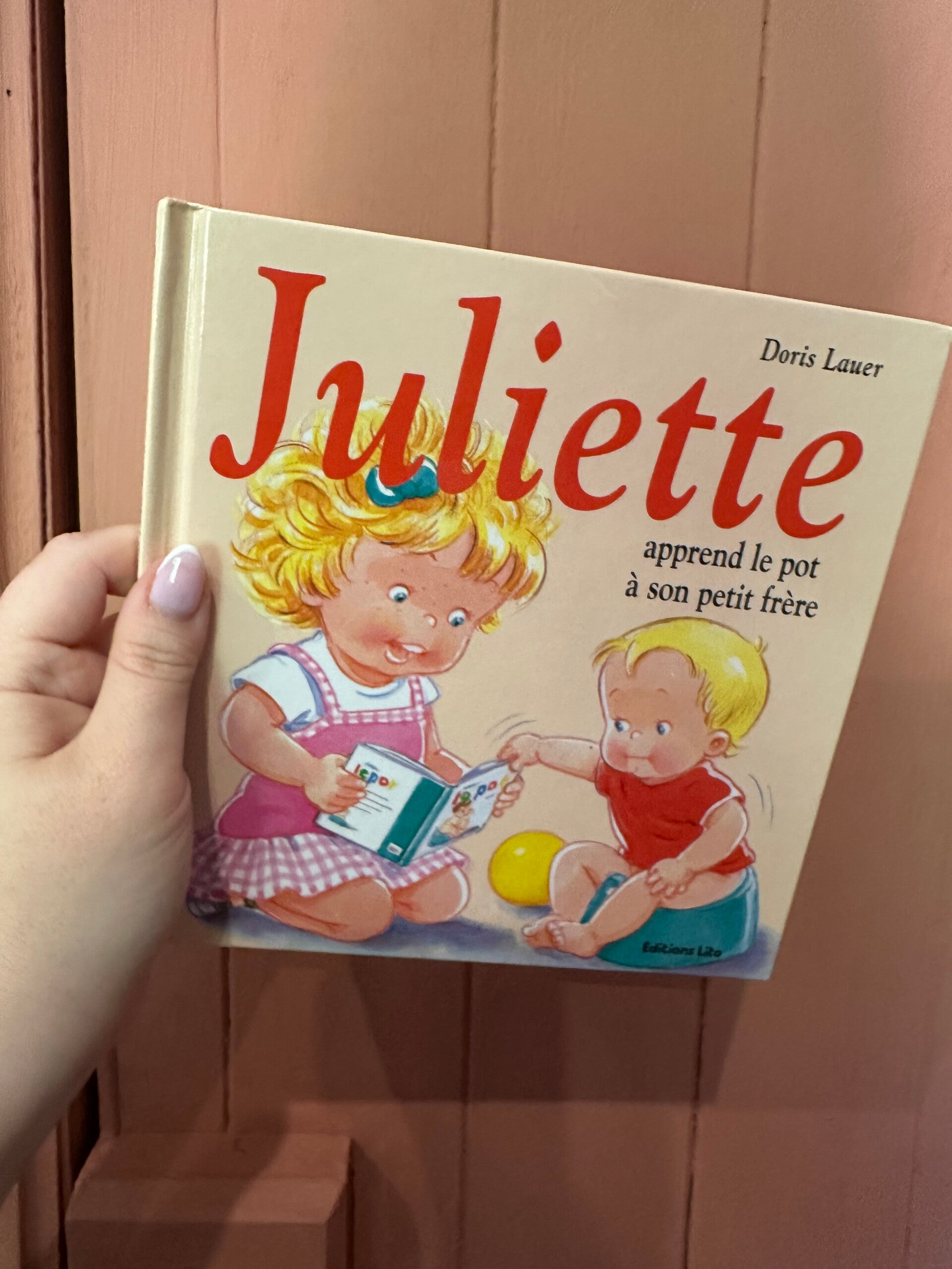 Juliette apprend le pot à son petit frère