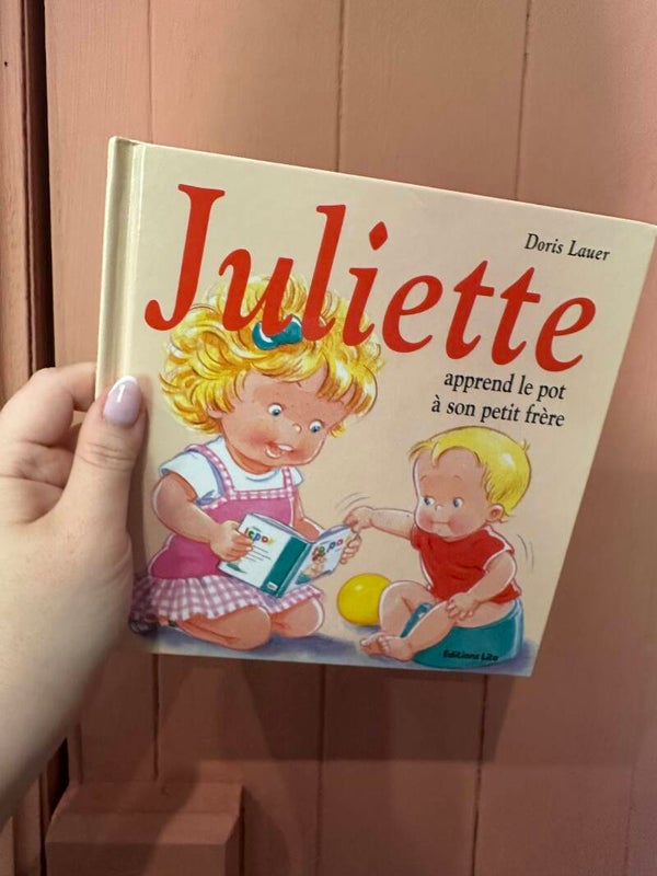 Juliette apprend le pot à son petit frère