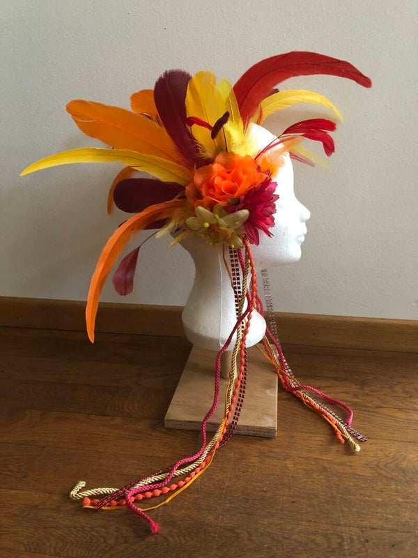 Hoofddeksel Ibiza-style met veren en bloemen