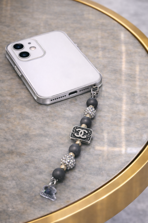 Black chanel bag telefoonhangers