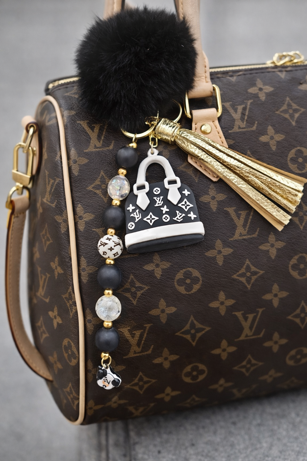 Black Golden Lv Tassehanger