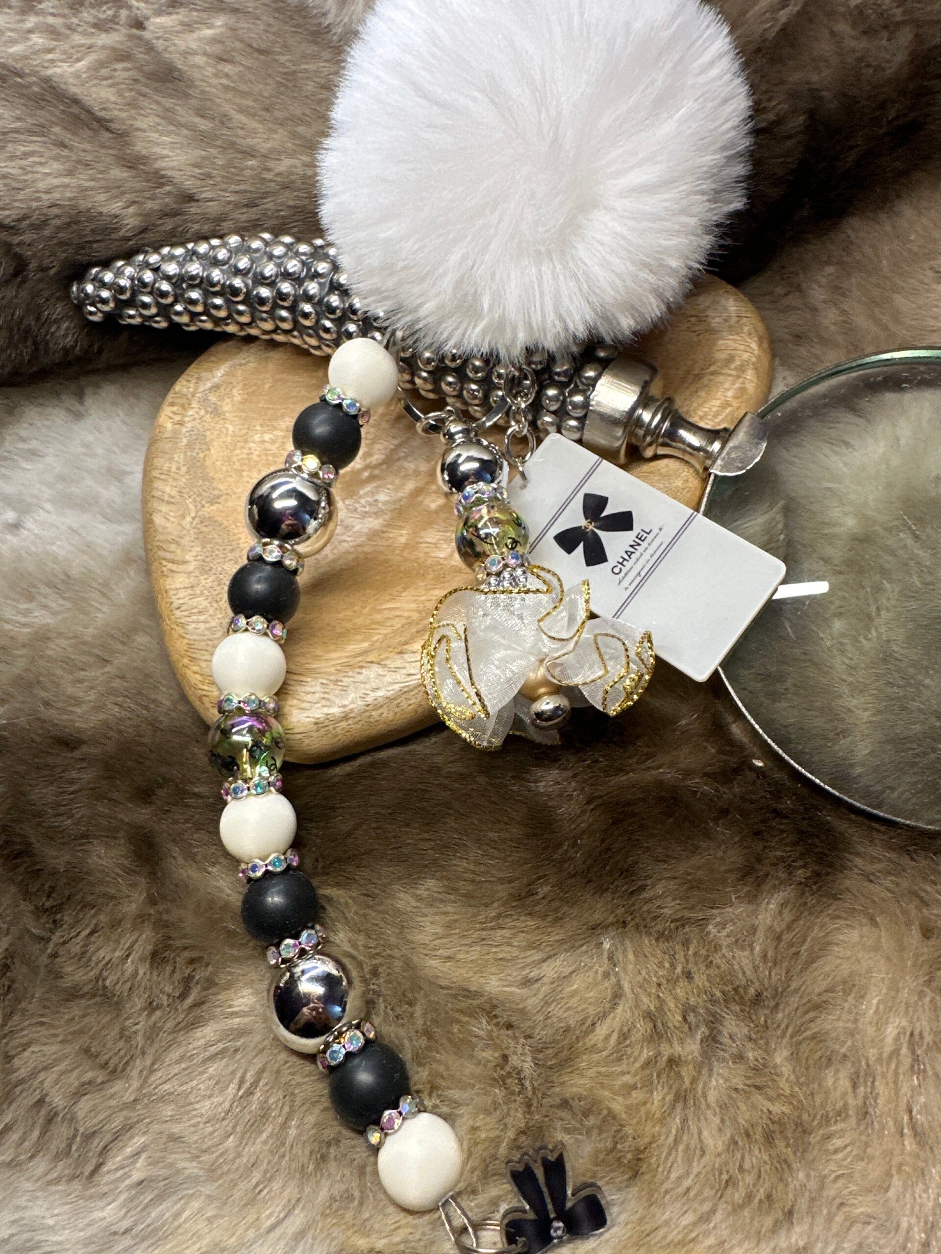 White fluff chanel sleutelhanger