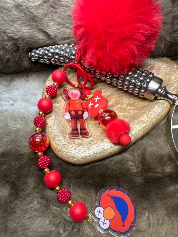 Red fluff KAWS sleutelhanger