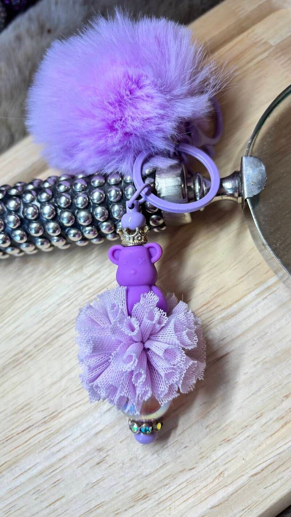 Paarse fluffy beer sleutelhanger