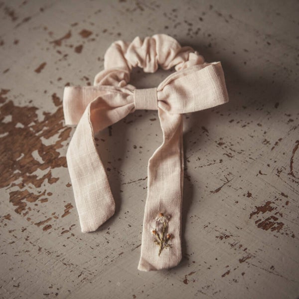 Geborduurde haarstrik aan elastiek | Zachtroze