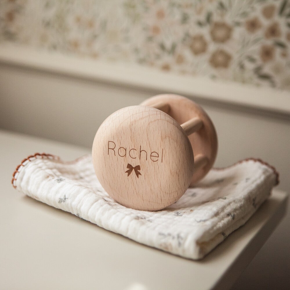 Houten rammelaar met naam