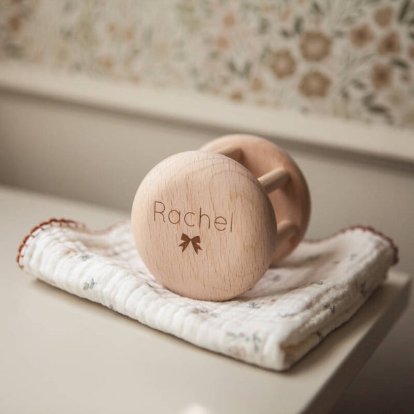 Houten rammelaar met naam