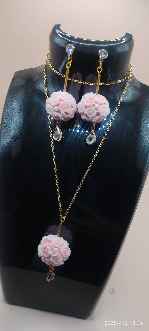 Zestaw kula pudrowy roż kolczyki + naszyjnik