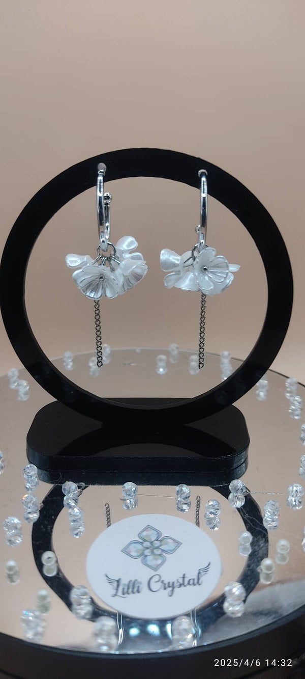 Białe drobne kwiatki Lilli