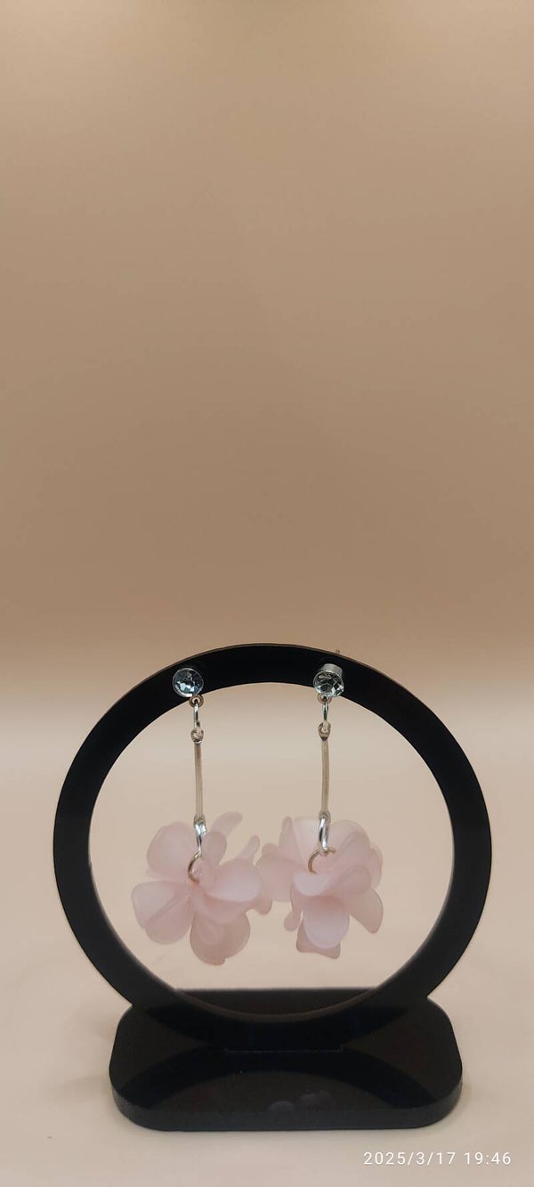 Jasno Morelowy kwiat z srebrnymi dodatkami