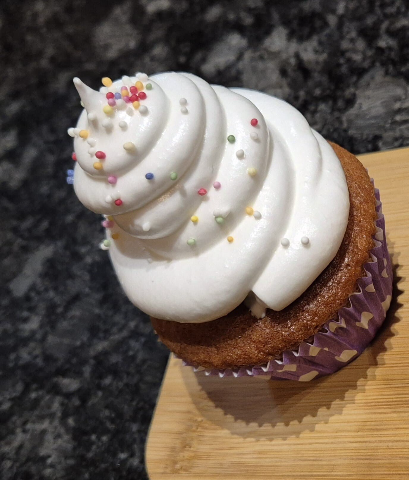 cupcake met opgespoten schuim