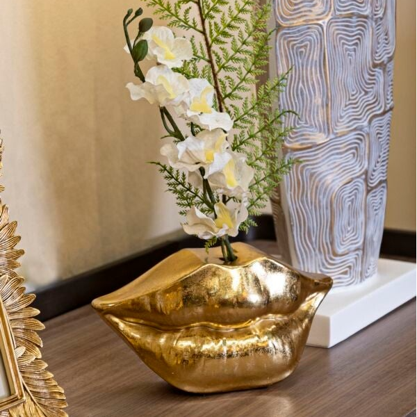 Vaso in resina color oro a forma di labbra