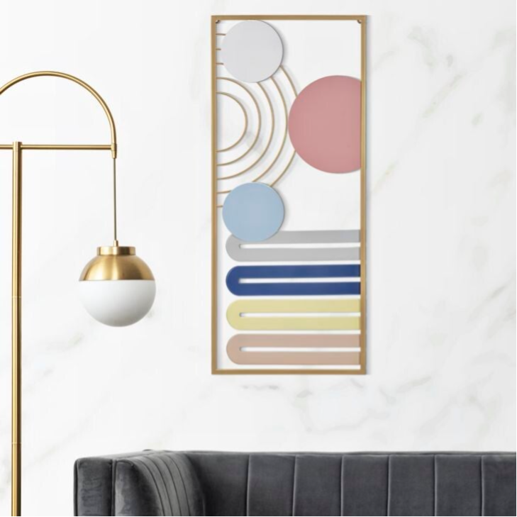 Pannello decorativo con cornice oro e dettagli pastello