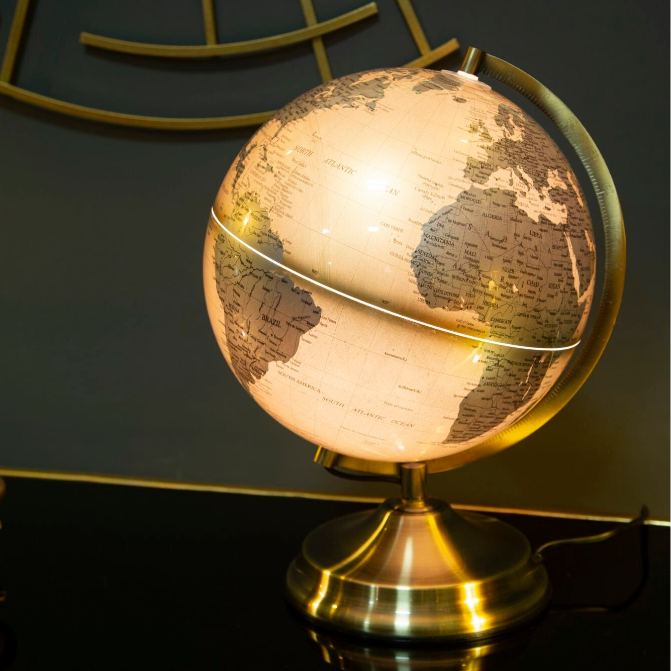 Mappamondo dorato con luce interna 25x25x38 cm