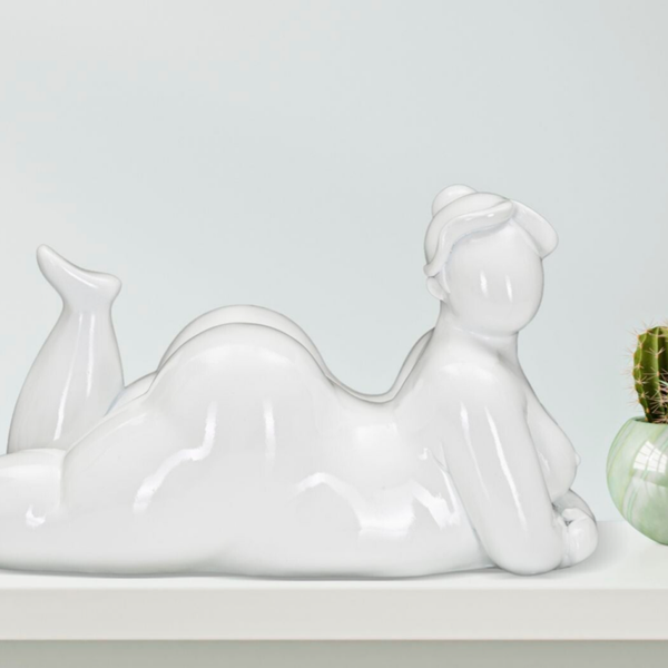Statuetta decorazione DONNA RELAX in resina bianca