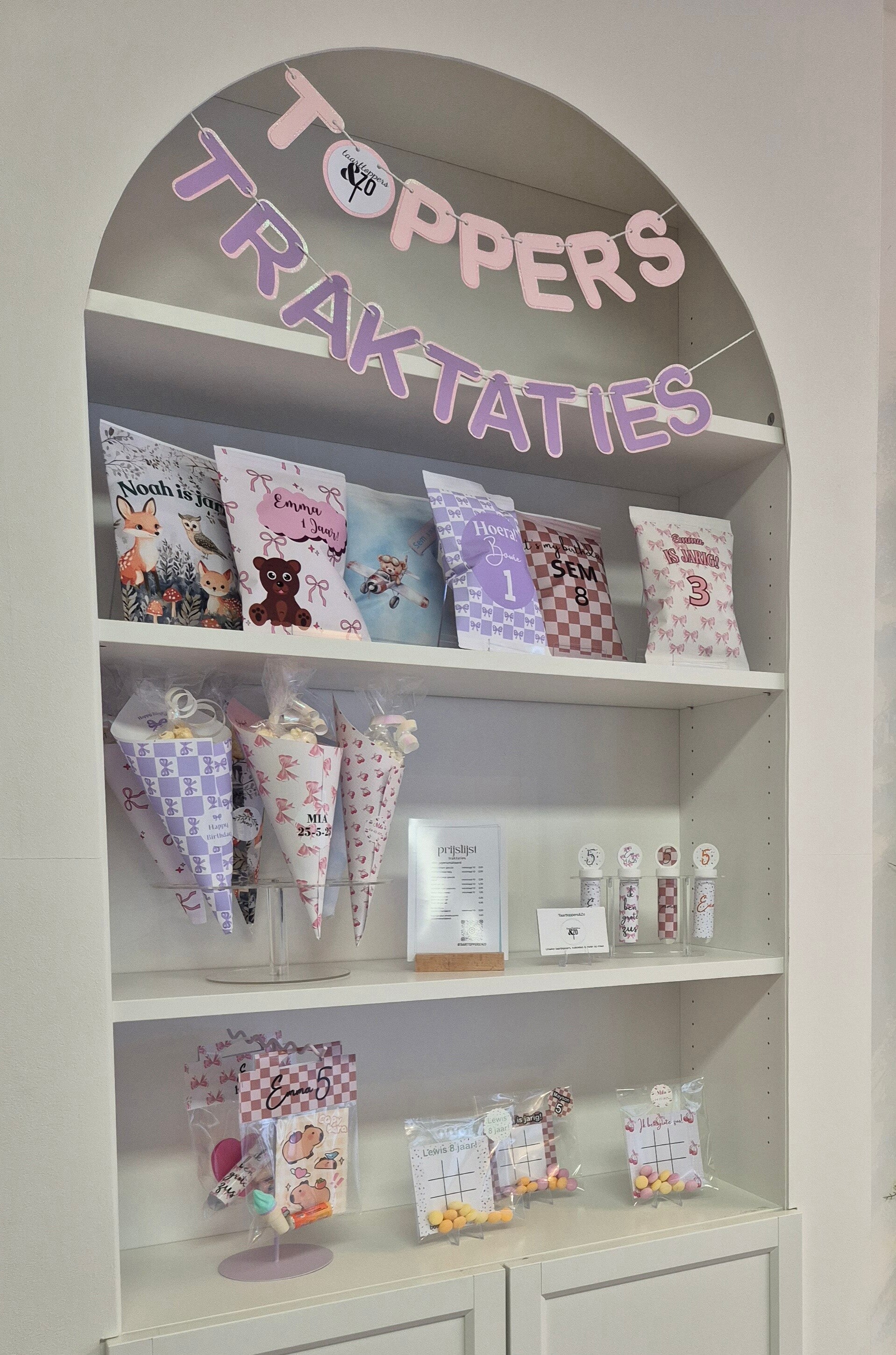 kast met voorbeelden van tractaties bij natalie yessicakes