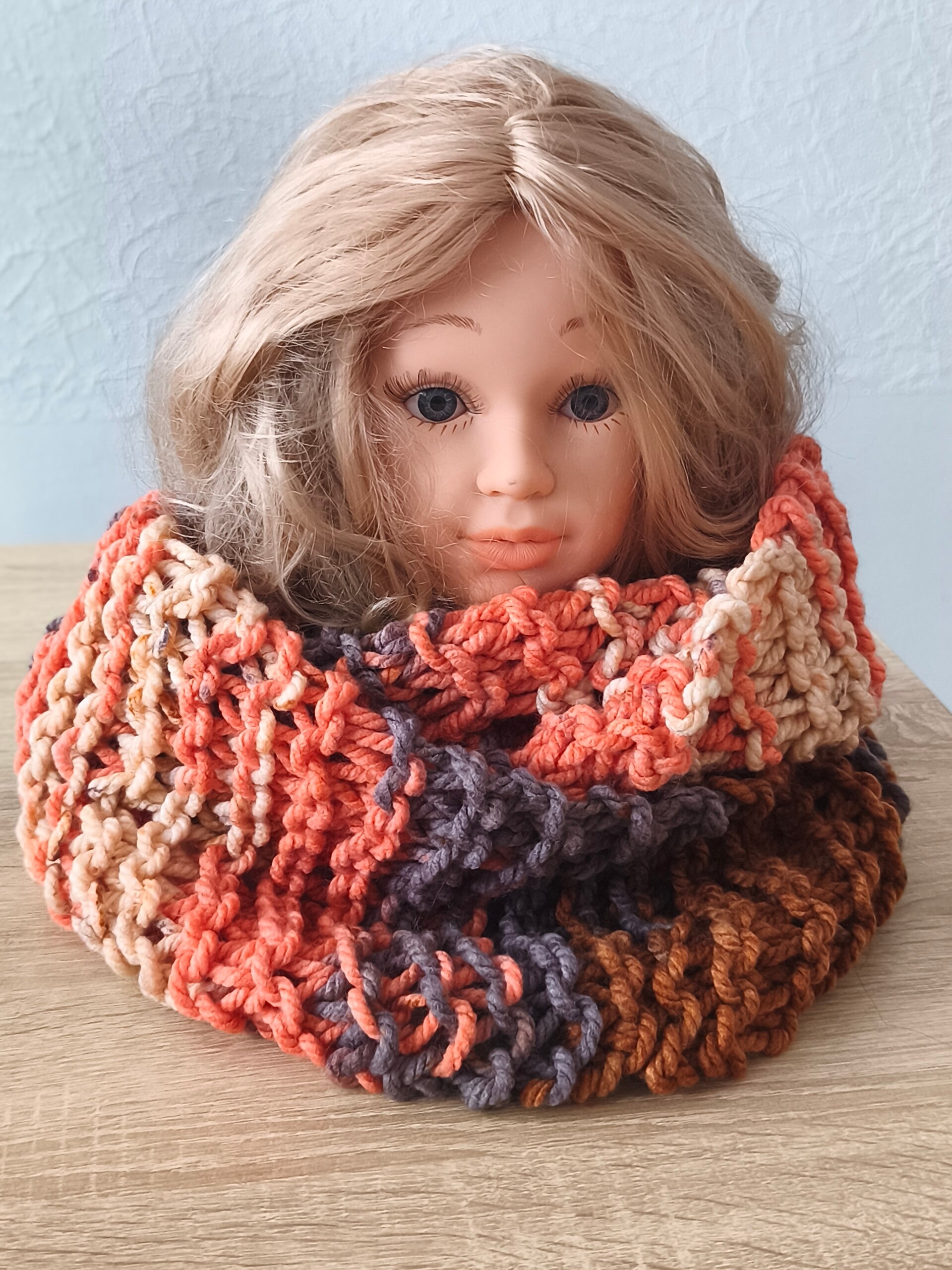 Sockenhexe "liebevoll" selbst gestrickter Loop Schal