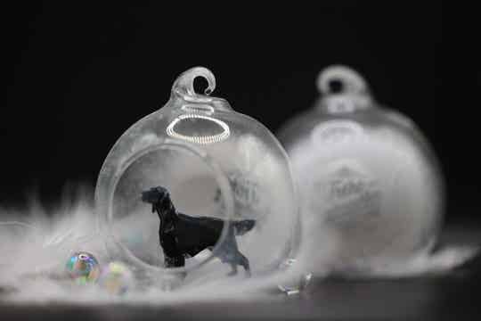 Weihnachtskugel mit Hunde- bzw. Katzenskulptur