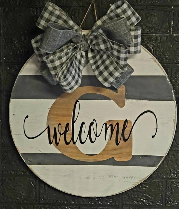 WHITE AND GREY LETTER WELCOME SIGN