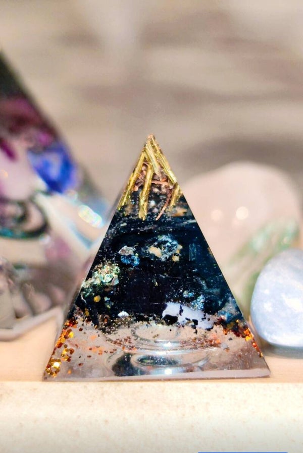 Piramide nera ( 2 CM )