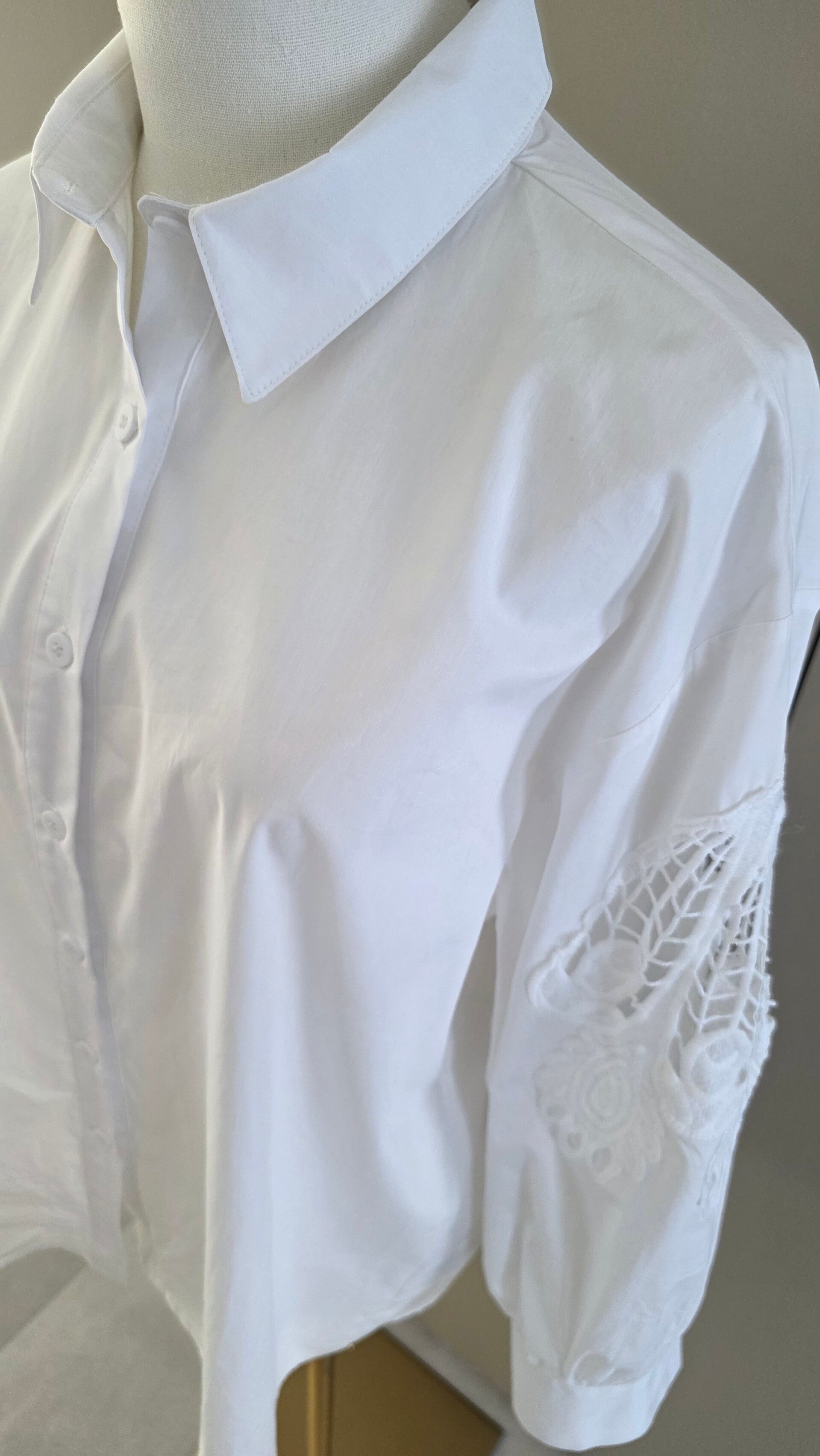 Edle Hemdbluse mit Spitzendetails