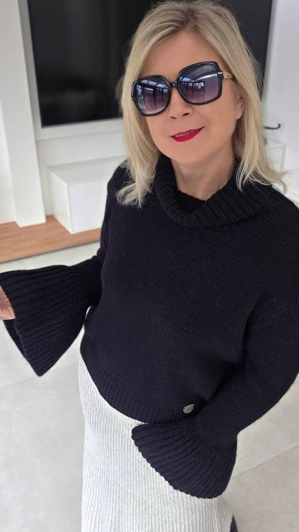 Rollkragenpullover mit ausgestellten Ärmeln