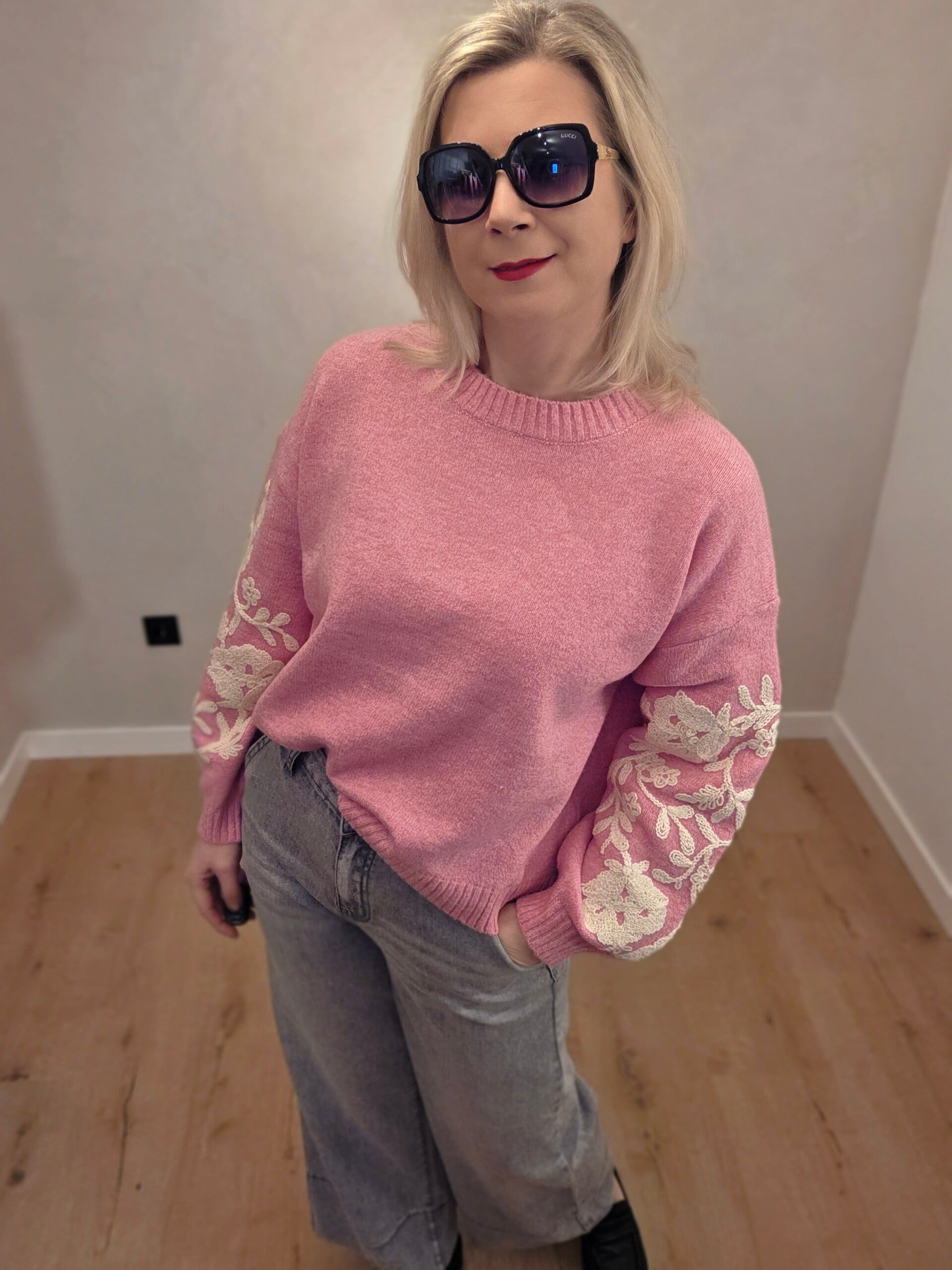 Strickpullover mit Stickerei an den Ärmeln