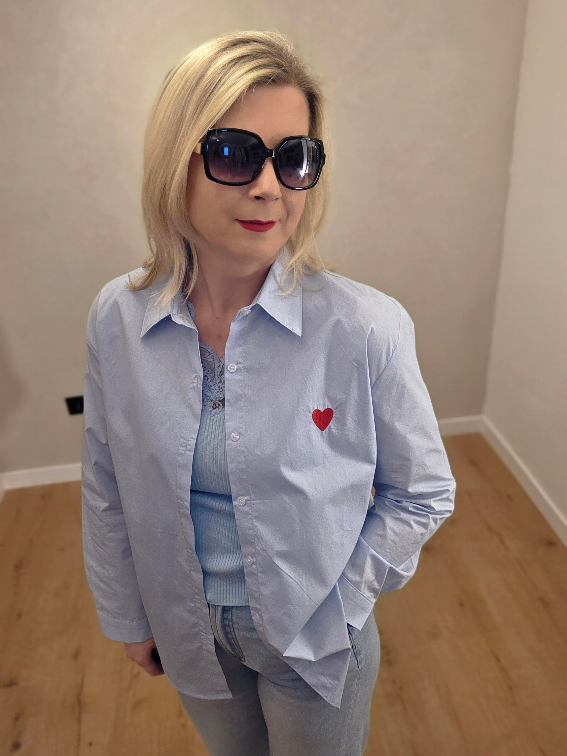 Baumwollbluse mit Herz-Detail – 3 Farben