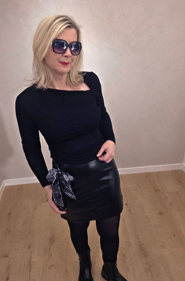 Elegante Bluse mit abnehmbarer Brosche