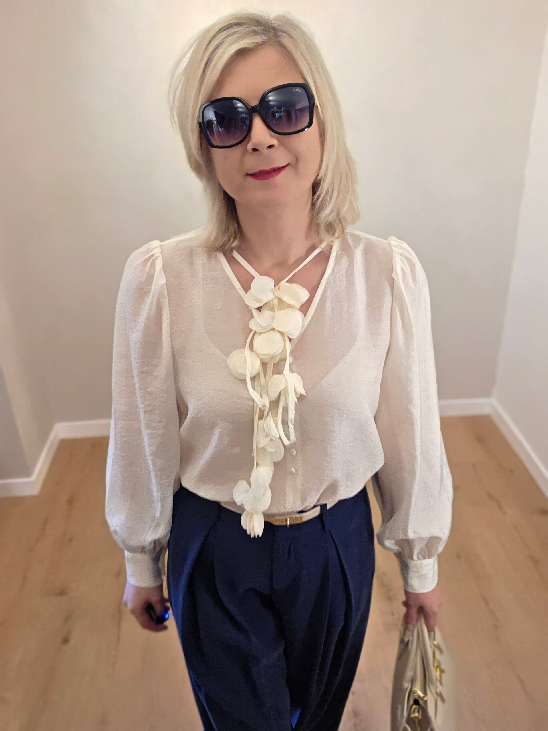 Elegante Bluse mit dekorativem Blumendetail