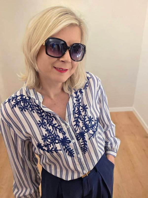 Gestreifte Bluse mit Stickerei – 100 % Baumwolle