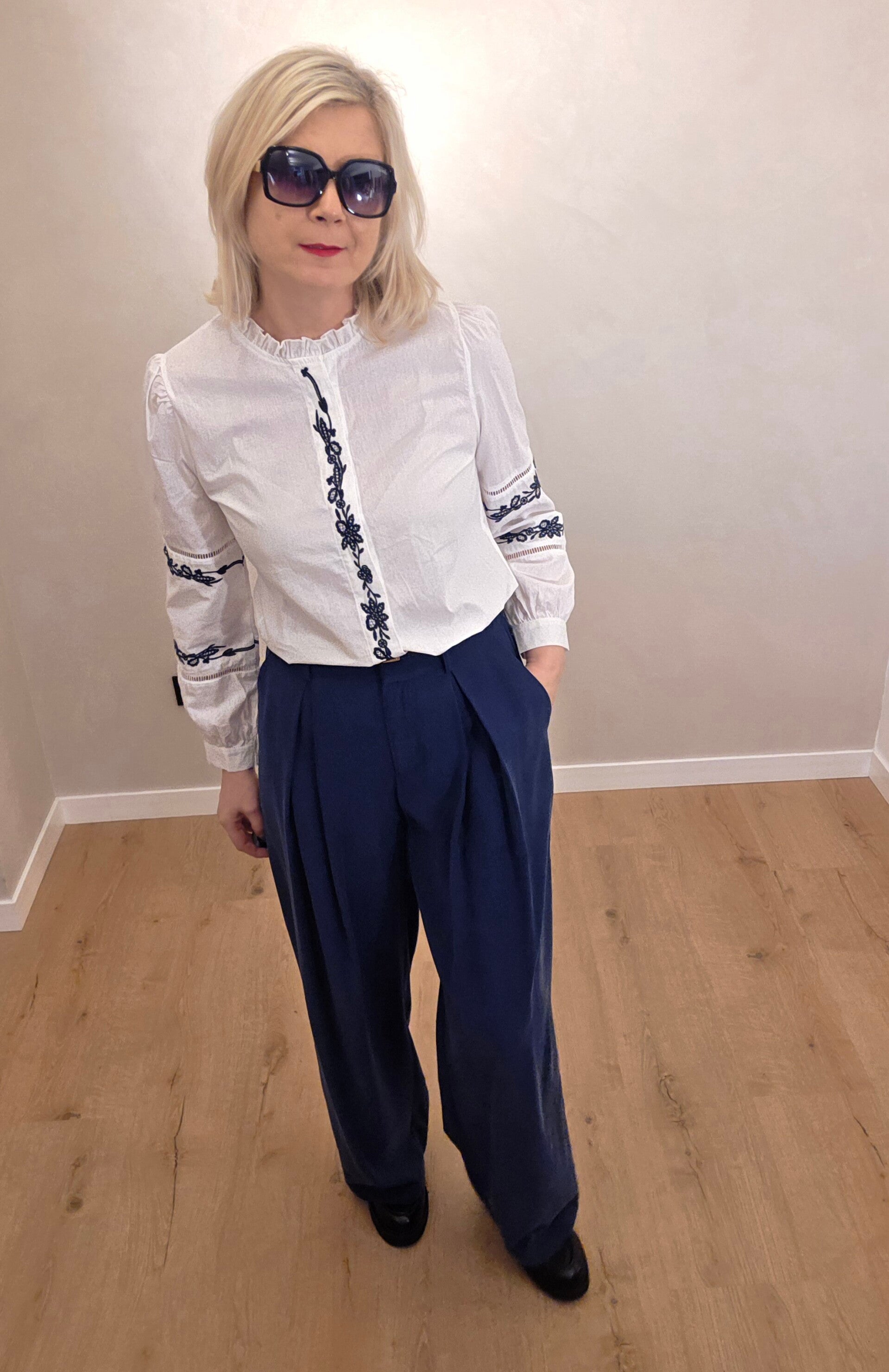 Hose mit Bundfalten und Gummizug hinten