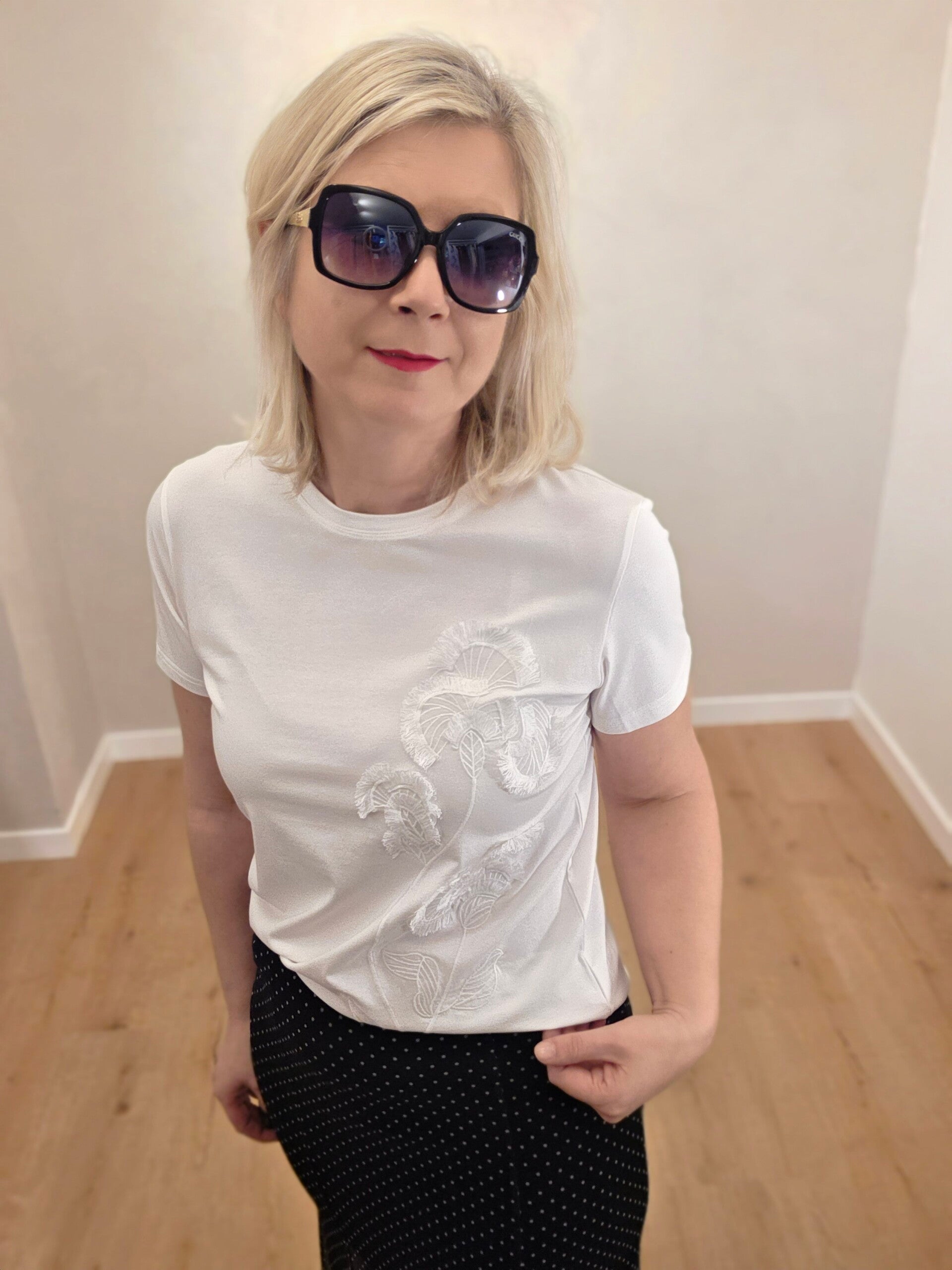 T-Shirt mit Stickerei – elegant & zeitlos