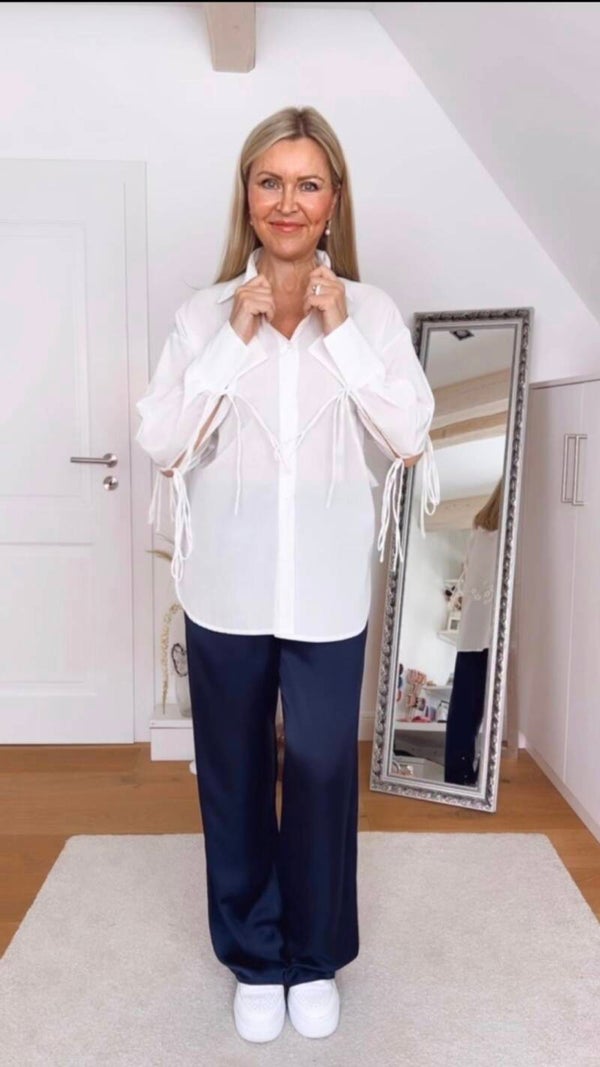 Hemdbluse mit Bindedetails & Stickerei – besonders & feminin