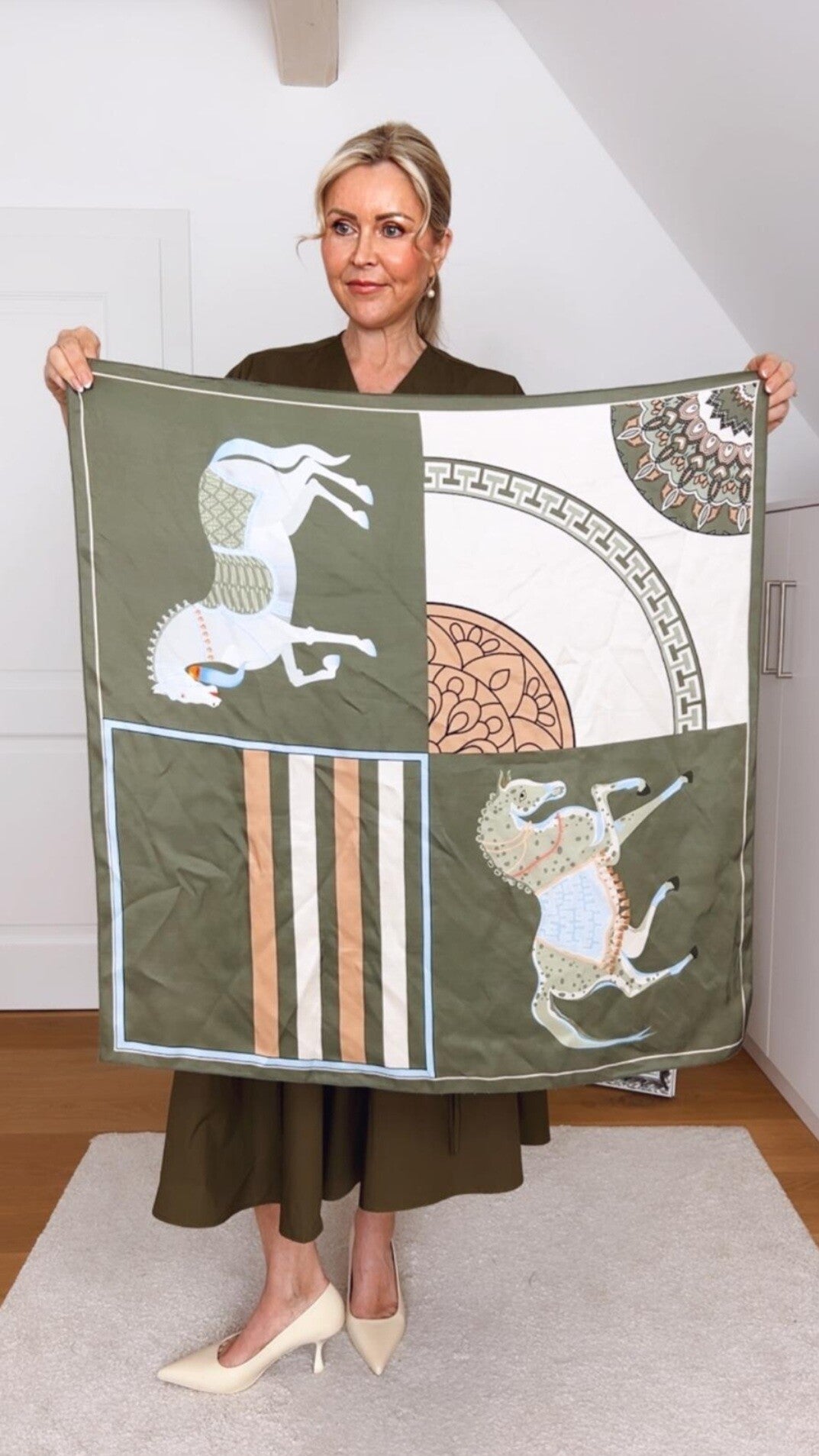 Seidentuch mit exklusivem Print – Viskose/Seide in Khaki/Beige