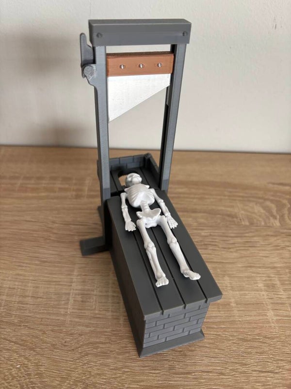 skelet op een guillotine