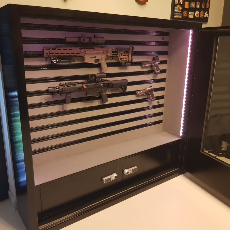 Pantzerglass - szafa na broń z szybą kuloodporną, system slat wall - realizacja u naszego klienta.jpg