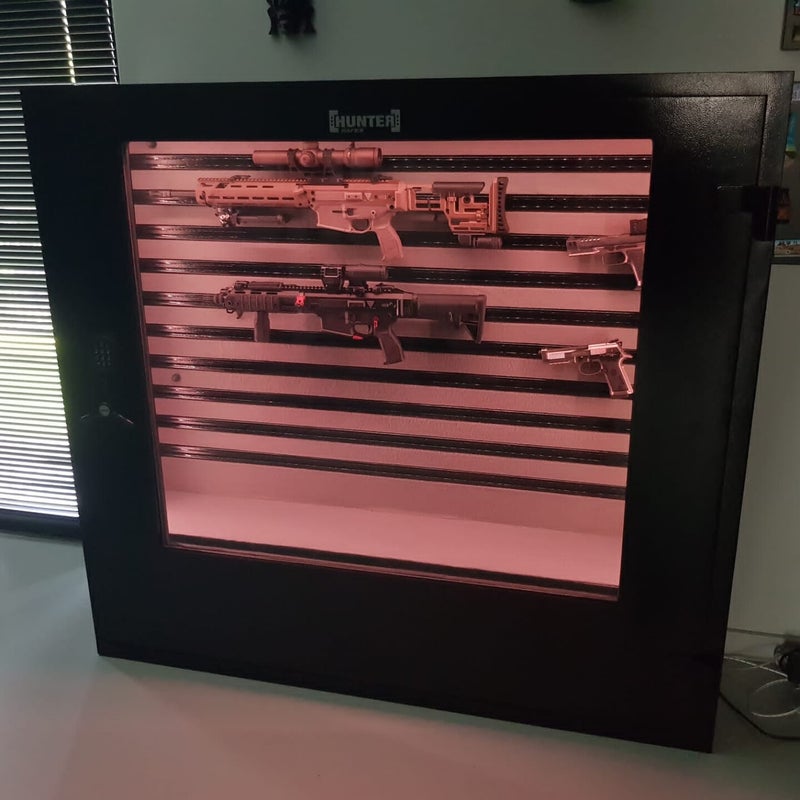 Pantzerglass - szafa na broń z szybą kuloodporną, system slat wall - realizacja u naszego klienta.jpg