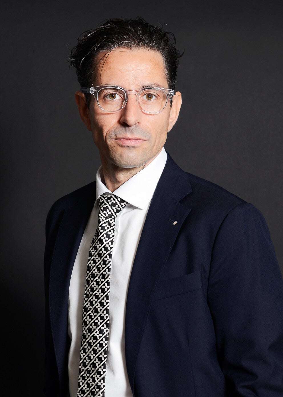 @Christelle Geiser, Photographe, photographie, Bienne, Biel, suisse, mandats photo, portrait professionnel de présentation, CEBS, WIBS, chambre économique Bienne Seeland, Wirtschaftskammer Biel-Seeland, studio, couleur avec fond noir, Gilbert Hürsch