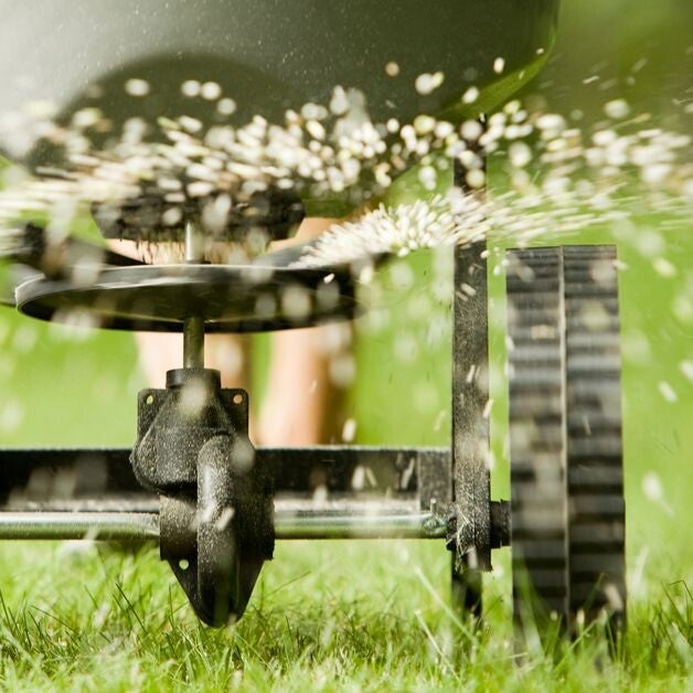 Fertilizer & Weed Control / Pyro Services | PYRO LAWN