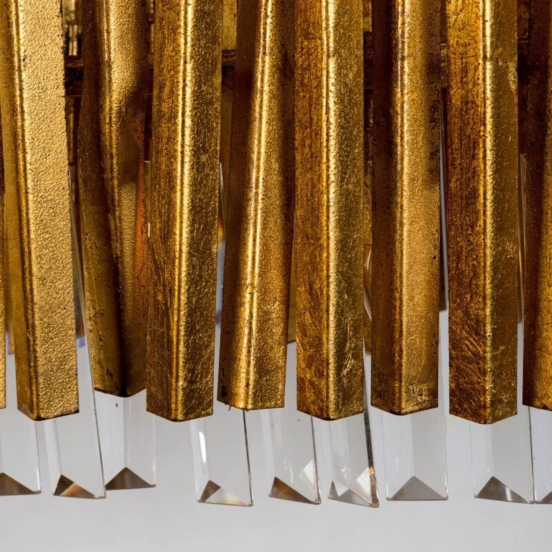 Grote rechthoekige hanglamp van goudkleurig metaal en glas – perfecte designverlichting boven eettafel of in luxe leefruimte