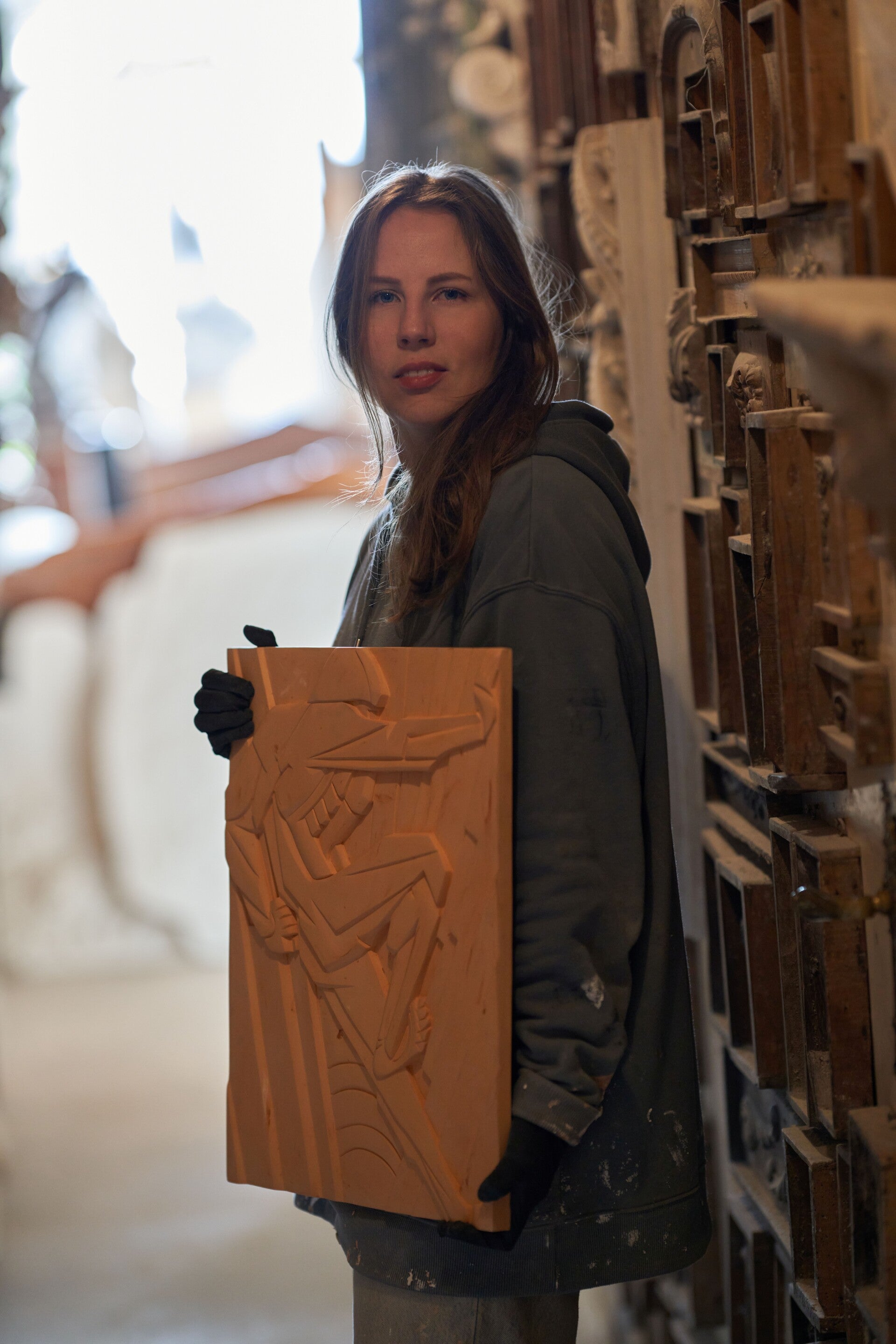 renice Laurier met een art deco bas-relief geinspireerd op het werk van rene paul chambellan