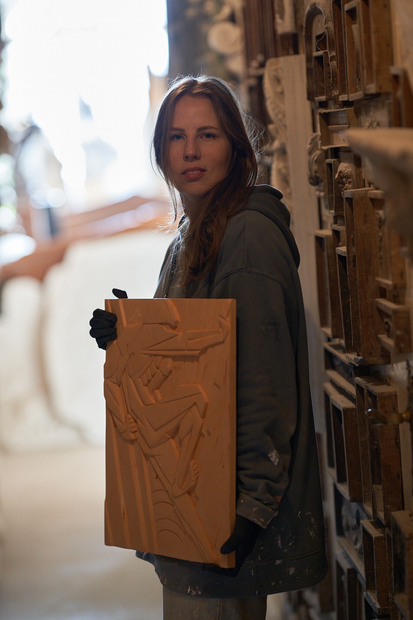 Rénice Laurier met een art deco bas-reliëf geïnspireerd op het werk van René Paul Chambellan