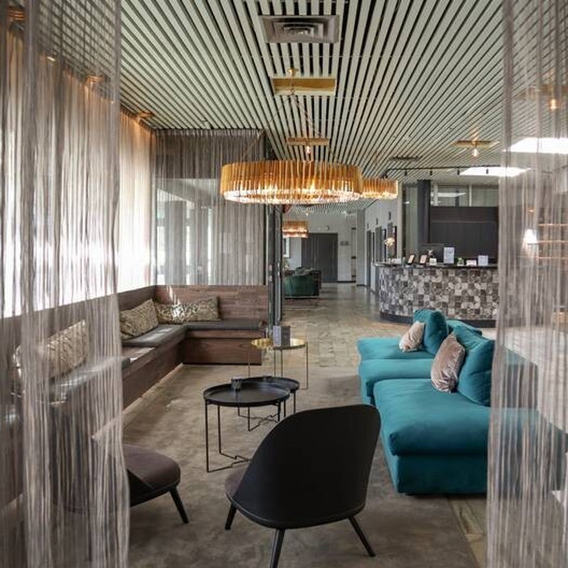 Gouden art deco hanglamp met moderne twist – chique plafondverlichting als statement piece in een exclusieve woonkamer