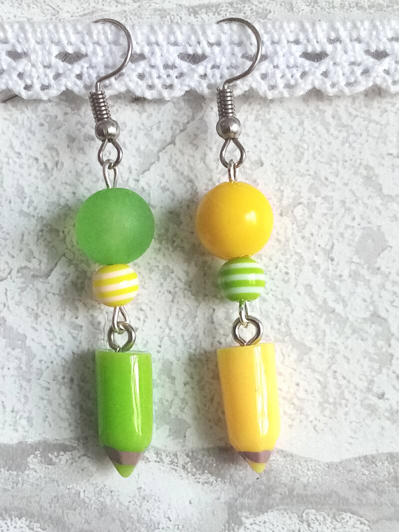 boucles-d-oreilles-crayons-jaune-et-vert-standard-9akoza.jpg