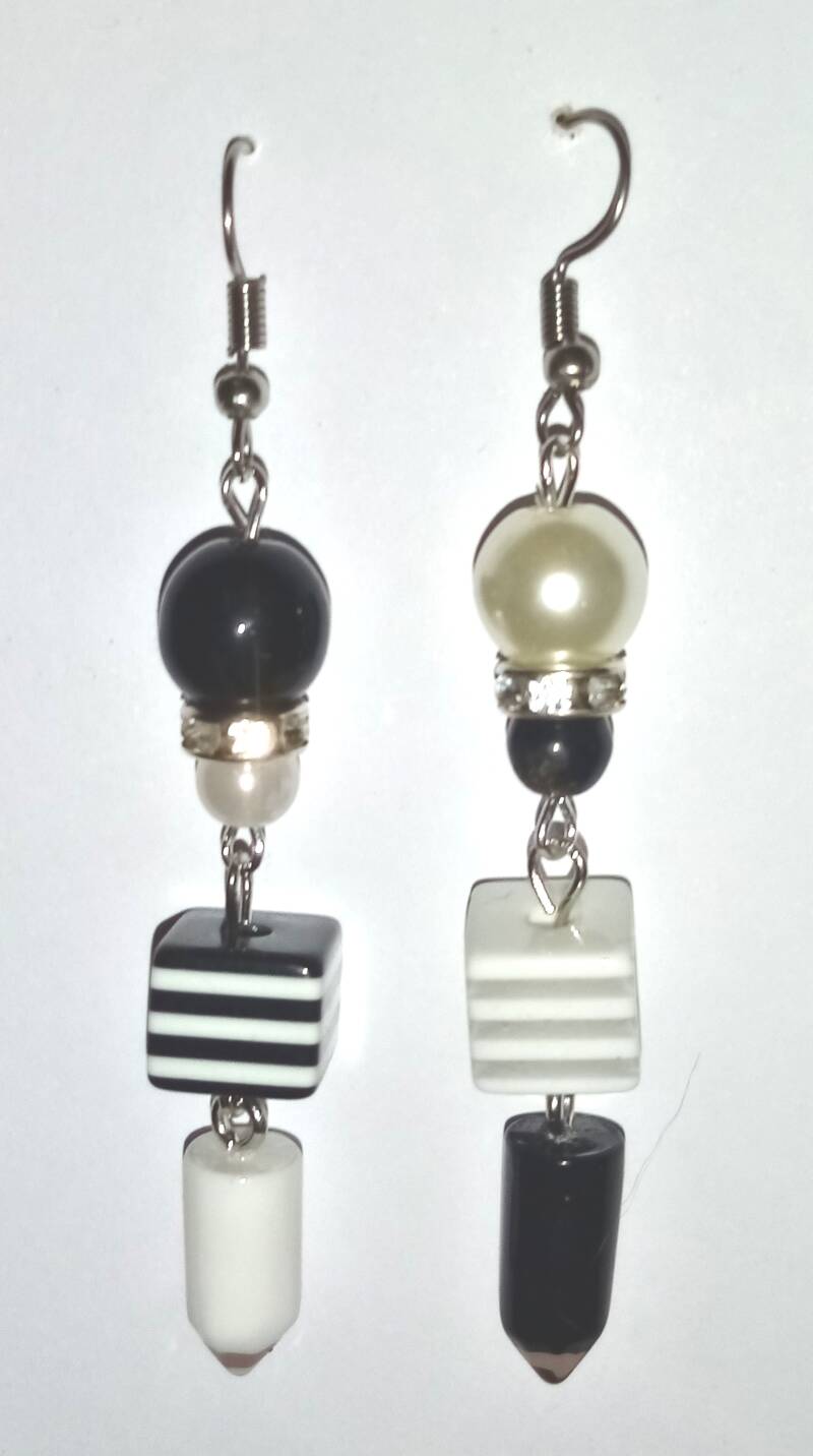boucles-d-oreilles-petits-crayons-blanc-et-noir-standard-znya61.jpg