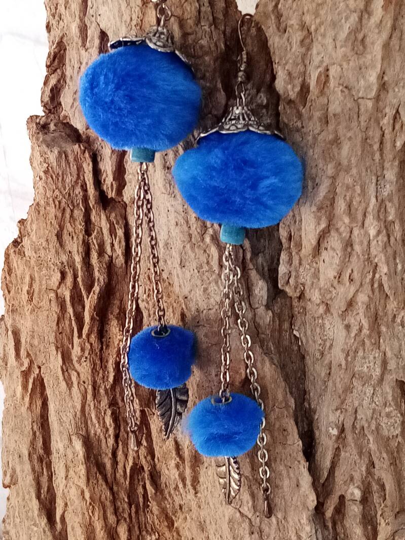 boucles-d-oreilles-pompoms-bleus-cha-nette-standard.jpg