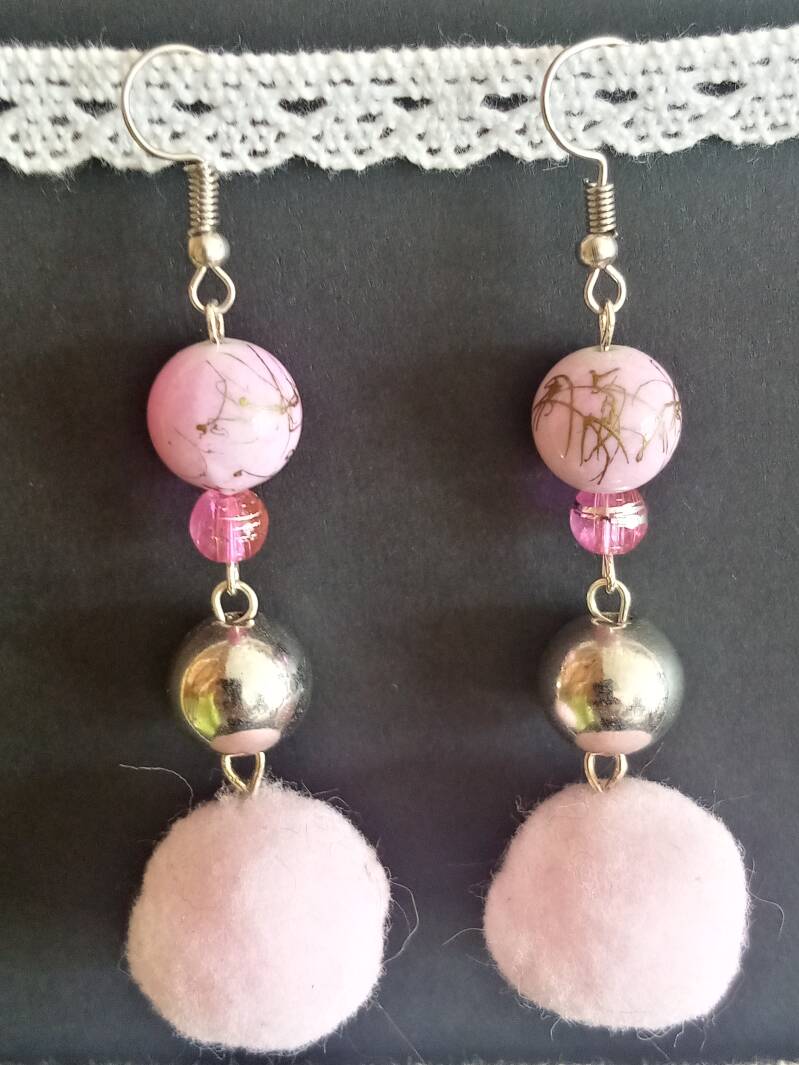 boucles-d-oreilles-pompoms-roses-standard-z1ljpm.jpg