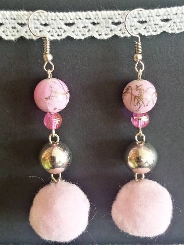 Boucles d'oreilles pompoms roses